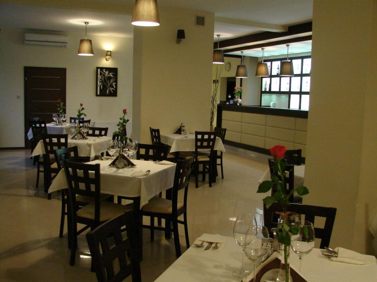 Готель Restauracja Applause Ludwin Екстер'єр фото